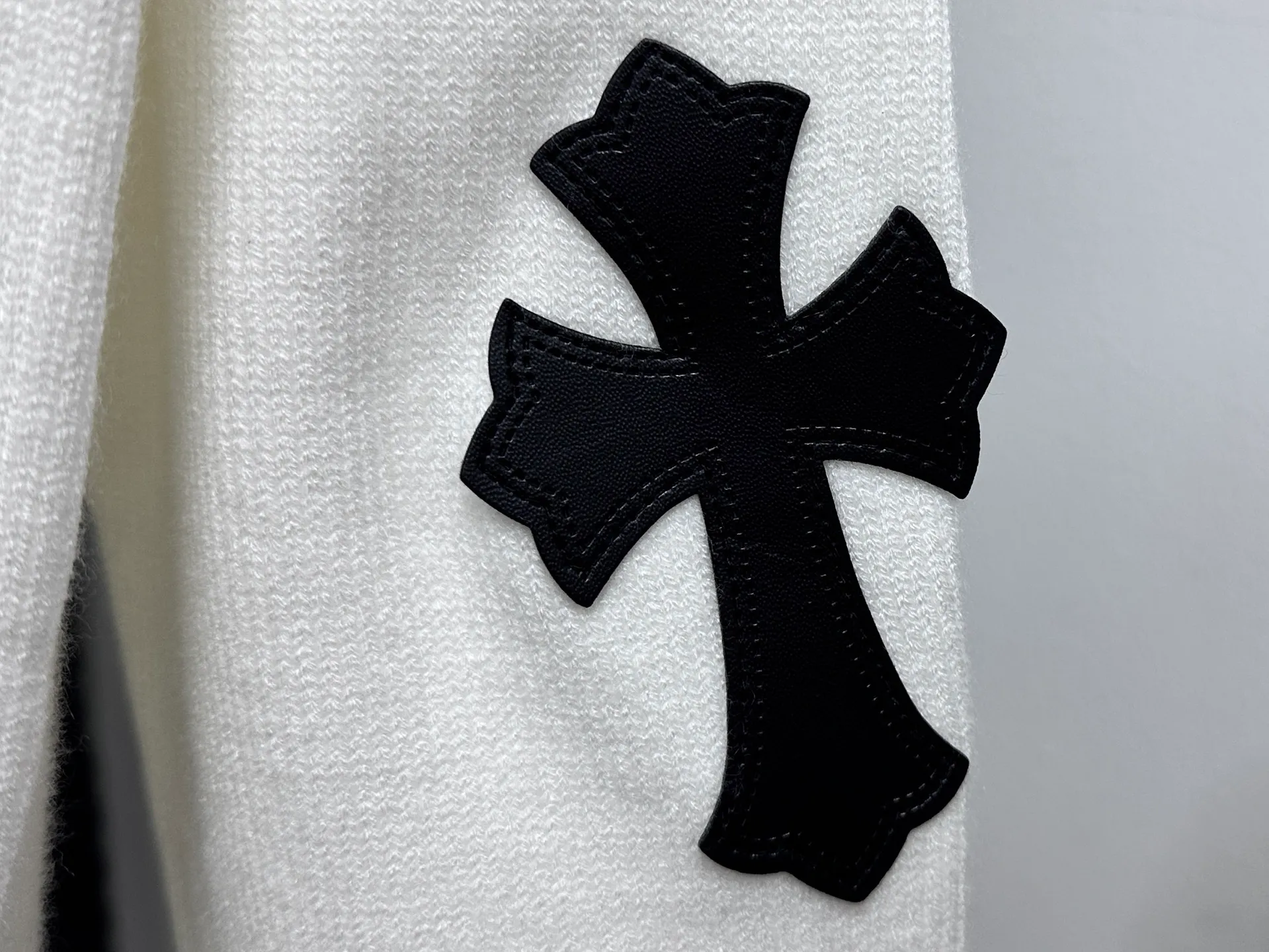 ￼ P250 【Chrome Hearts】Chrome Hearts' new cross-knitted jacquard appliquéd crew neck sweater. Contains 20% wool. The item is made of custom-dyed and custom-spun yarn and purchased from the original version. A full set of customized accessories. Details determine success or failure. A new model for autumn and winter. It is soft and delicate and does not tie the body. The upper body effect is very nice. Loose fit. Same style for men and women. Color: White Black Size: S-L
